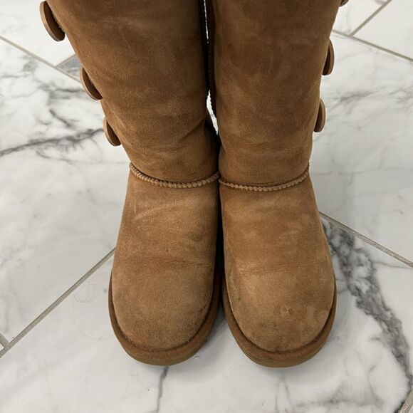 UGG Triple Bailey Button. Chestnut. Sz 6 - Picture 7 of 7